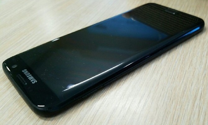 Lộ ảnh thực tế Galaxy S7 edge đen bóng
