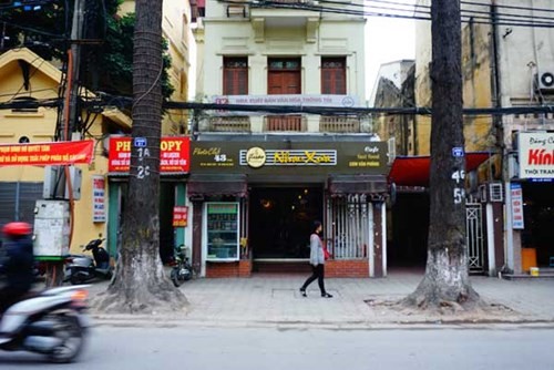 Phía dưới NXB Văn hóa - Thông tin là cửa hàng cà phê, bán cơm văn phòng - Ảnh: Ngọc Thắng