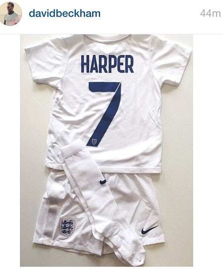 Bộ trang phục thi đấu bóng đá của cô con gái cưng của David Beckham