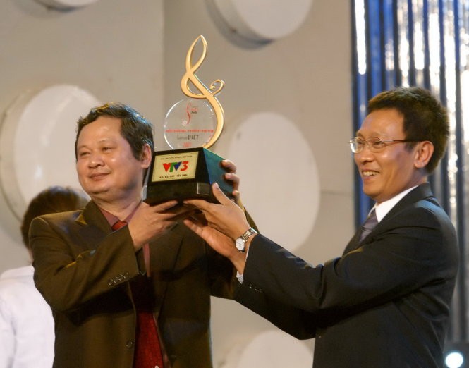 Nhạc sĩ An Thuyên (trái) khi là chủ tịch hội đồng thẩm định Bài hát Việt năm 2007 - Ảnh: T.T.D