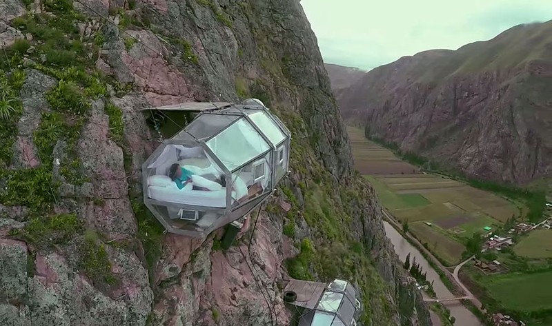 Loại hình giường ngủ trên vách đá tại khu vực dãy núi Andes ở Peru có tên Skylodge, được treo ở độ cao 122m so với mặt đất.