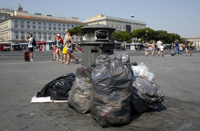 Đường phố Rome ngập rác thải - Ảnh: Reuters