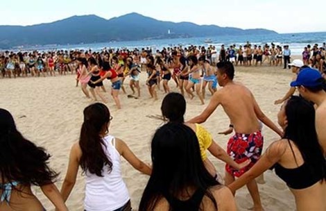 Một buổi diễn flasmob với thông điệp “Tắm biển văn minh với trang phục áo tắm” tại Đà Nẵng. Ảnh: Khôi Trần