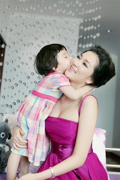 Hoa hậu Nguyễn Thị Huyền và con gái Tống Khánh Linh 