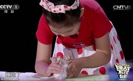 Cô bé Han Jiaying, 5 tuổi, đang thể hiện khả năng thôi miên động vật trong chương trình truyền hình thực tế tìm kiếm tài năng của Trung Quốc.