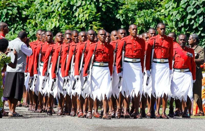 Trang phục duyệt binh của nam quân nhân Fiji - đảo quốc nằm ở Châu Đại Dương