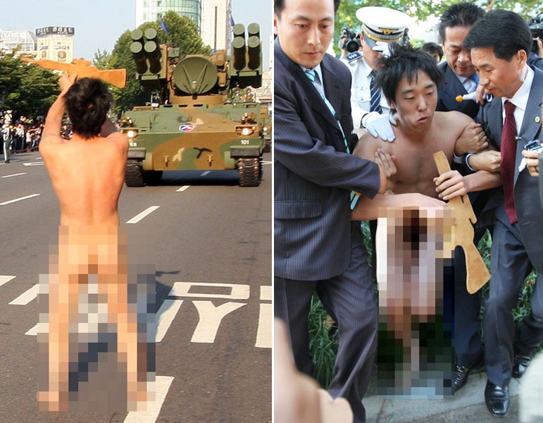 Sinh viên nam Hàn Quốc thoát y chặn đoàn xe tăng trong lễ duyệt binh
