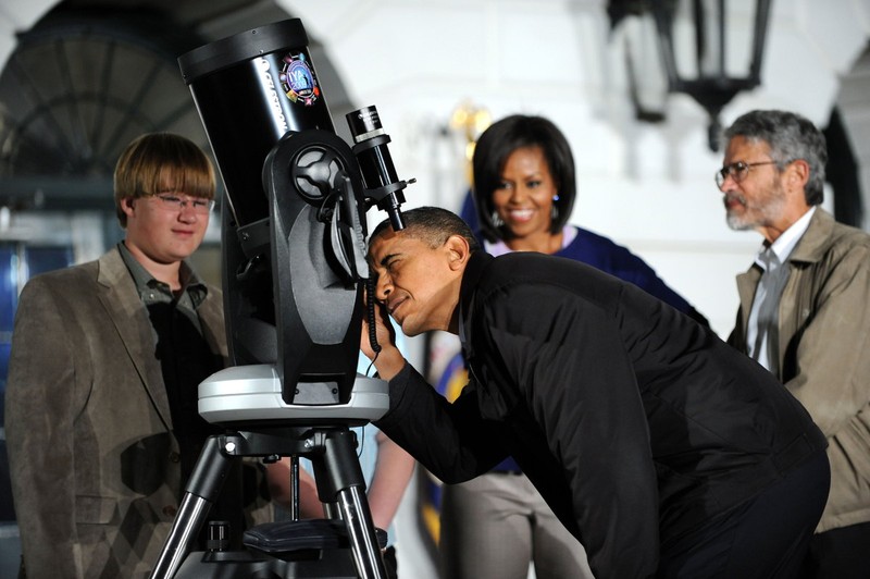 Tổng thống Obama say sưa bên kính viễn vọng