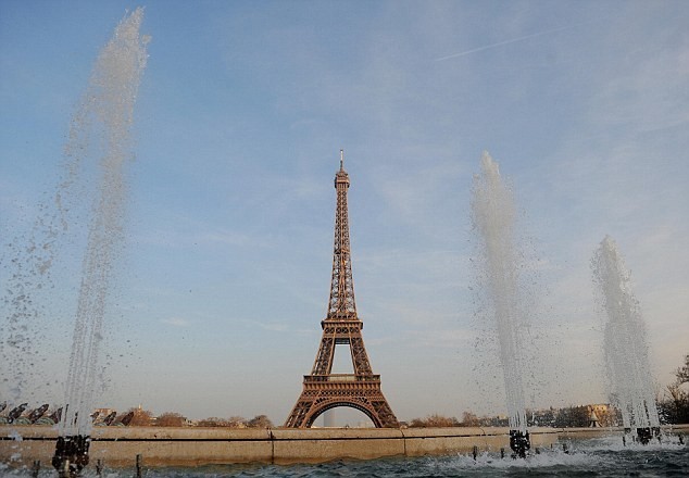 Tháp Eiffel được coi là biểu tượng của nước Pháp. Ảnh: Daily Mail.