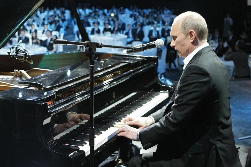 Tổng thống Nga Putin độc tấu một bản piano