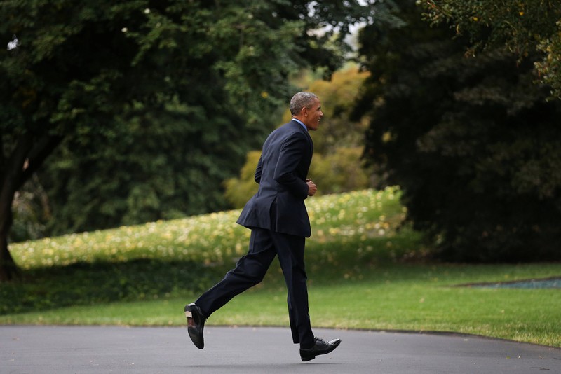 Ông Obama chạy về nhà lấy điện thoại trước khi lên đường đến Chicago