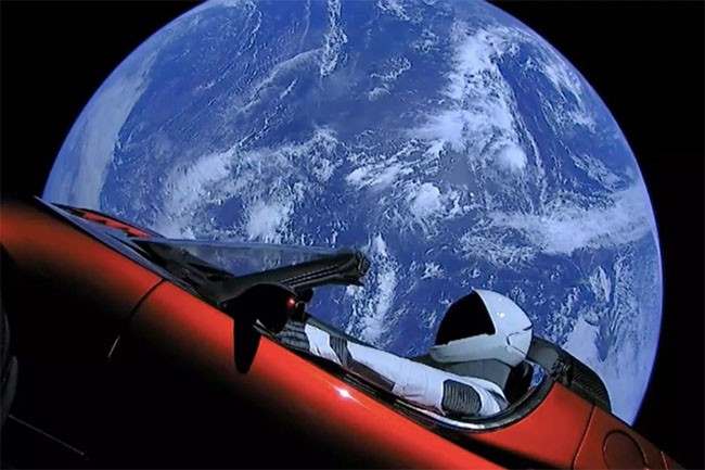 Một phi hành gia giả tên là "The Starman" bên trong chiếc Tesla Roadster trôi nổi trong không gian.