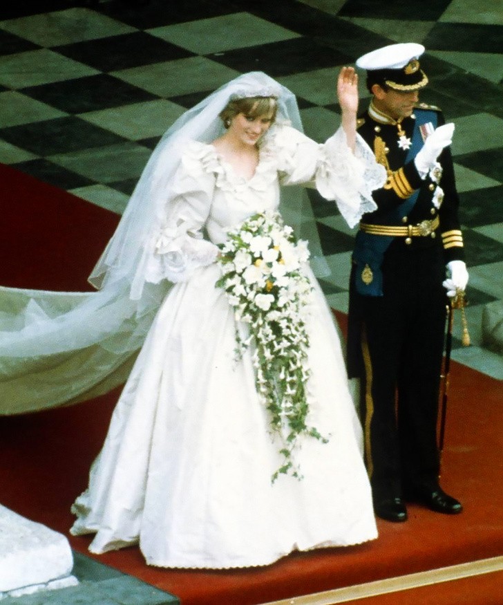 Váy cưới xòe phồng phong cách hoàng gia châu Âu