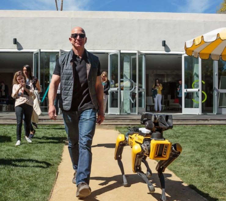 Tỷ phú Jeff Bezos, CEO của Amazon tại Hội nghị MARS. Ảnh: CNBC