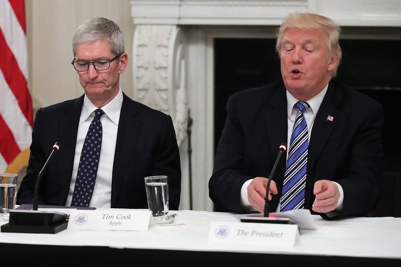 CEO AppleTim Cook (trái) và Tổng thống Mỹ Donald Trump (phải). Ảnh: Gizchina