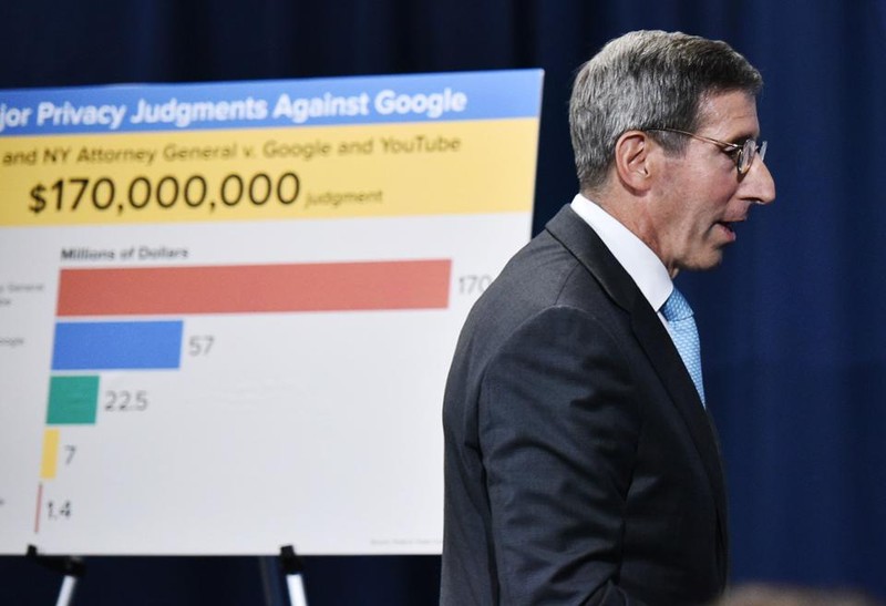 Ông Simons, Chủ tịch Ủy ban Thương mại Liên bang (FTC) tuyên bố trong một cuộc họp báo rằng Google đã đồng ý trả khoản tiền phạt 170 triệu đô la để giải quyết vụ vi phạm quyền riêng tư của trẻ em trên You Tube. Ảnh: Forbers