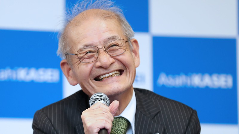 Ông Akira Yoshino nói chuyện với các phóng viên ở Tokyo sau khi giành được giải thưởng Nobel về Hóa học vào ngày 9/10. Ảnh: Nikkei Asian Review