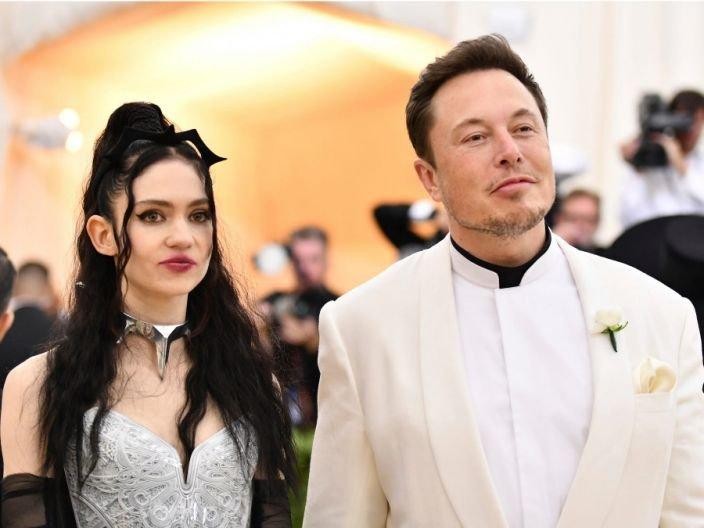Elon Musk và bạn gái Grimes. 