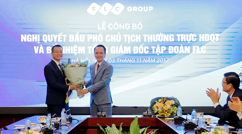 Chủ tịch HĐQT Trịnh Văn Quyết chúc mừng Phó Chủ tịch Thường trực HĐQT Lê Thành Vinh nhận nhiệm vụ mới (Nguồn: FLC)

