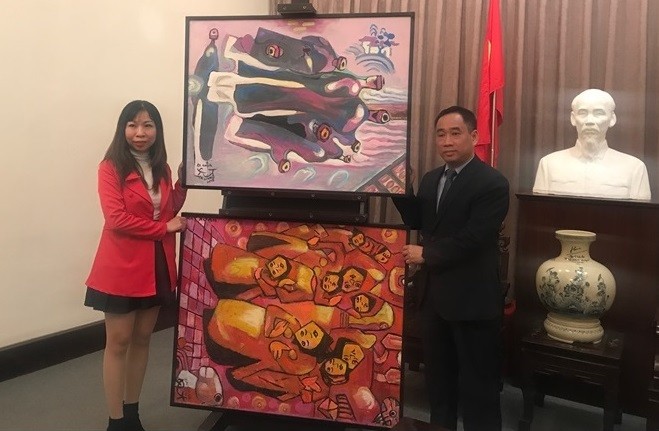 Con gái họa sĩ Nguyễn Đại Giang trao tặng hai bức tranh của cha cho Giám đốc Bảo tàng Nguyễn Anh Minh