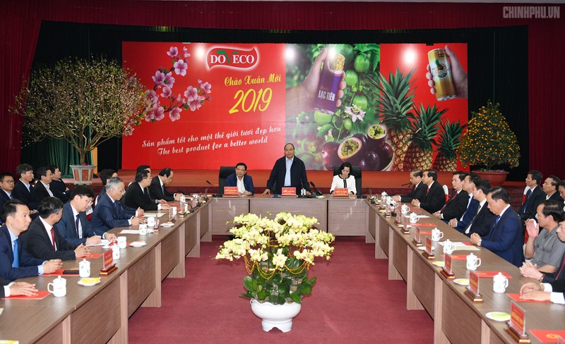 Thủ tướng Nguyễn Xuân Phúc đến thăm Công ty thực phẩm xuất khẩu Đồng Giao (Ảnh: VGP/Quang Hiếu)