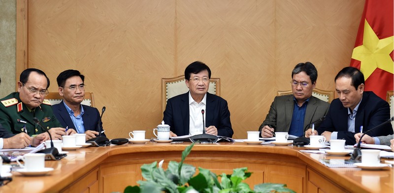 Phó Thủ tướng Trịnh Đình Dũng (ngồi giữa) phát biểu tại cuộc họp. (Ảnh: VGP/Nhật Bắc)