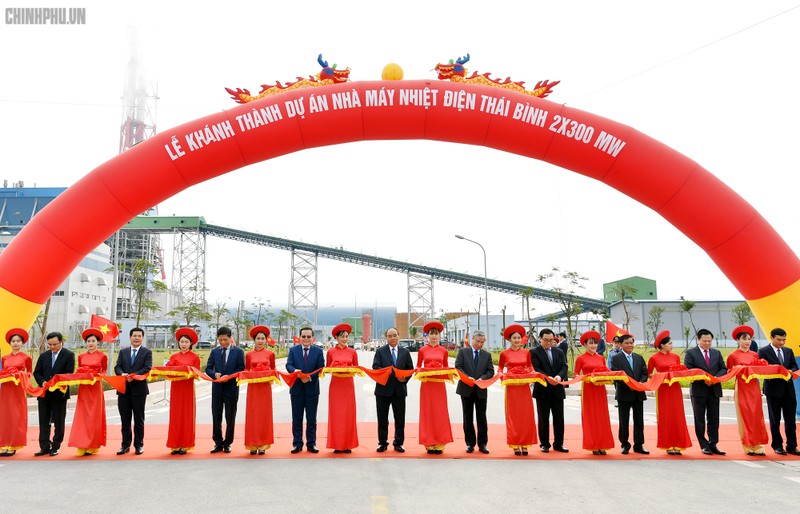 Thủ tướng Nguyễn Xuân Phúc cắt băng khánh thành Nhà máy Nhiệt điện Thái Bình 1 (Ảnh: VGP)