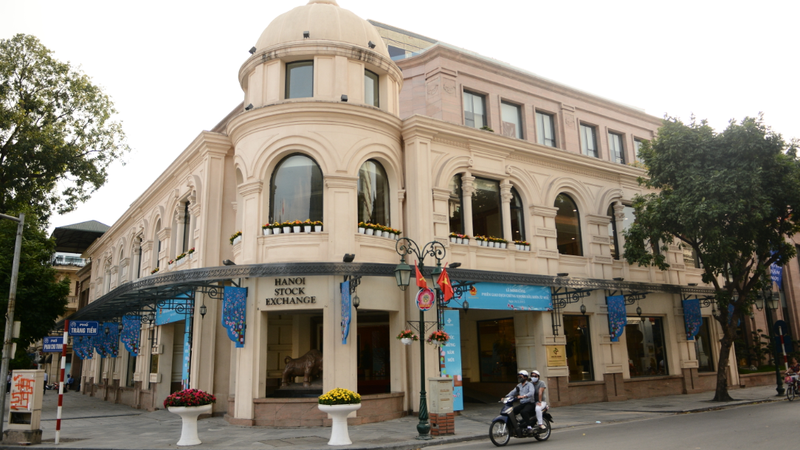 VNX nắm giữ 100% vốn HNX và HOSE, trụ sở chính đặt tại Hà Nội