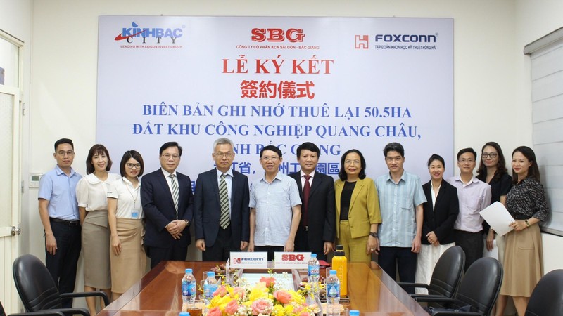 Đại diện Foxconn và đại diện Công ty cổ phần KCN Sài Gòn-Bắc Giang ký biên bản ghi nhớ (Ảnh: kinhbaccity.vn)