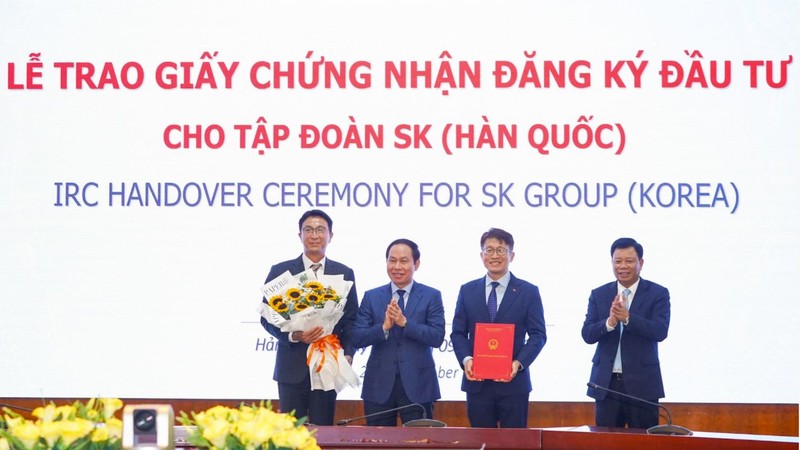 Ông Lê Tiến Châu, Bí thư Thành ủy Hải Phòng và ông Lê Trung Kiên, Trưởng Ban Quản lý Khu kinh tế Hải Phòng trao Giấy chứng nhận đăng ký đầu tư cho đại diện SK Group (Nguồn: haiphong.gov.vn)