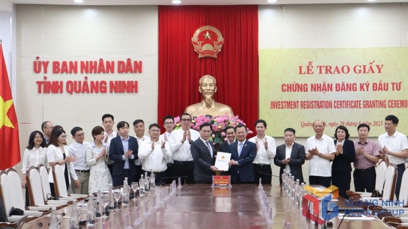 Lãnh đạo tỉnh Quảng Ninh trao giấy chứng nhận đăng ký đầu tư cho Foxconn (Ảnh: Báo Quảng Ninh)