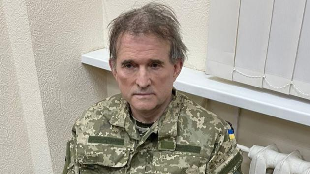 Viktor Medvedchuk khi bị các nhà chức trách Ukraine còng tay