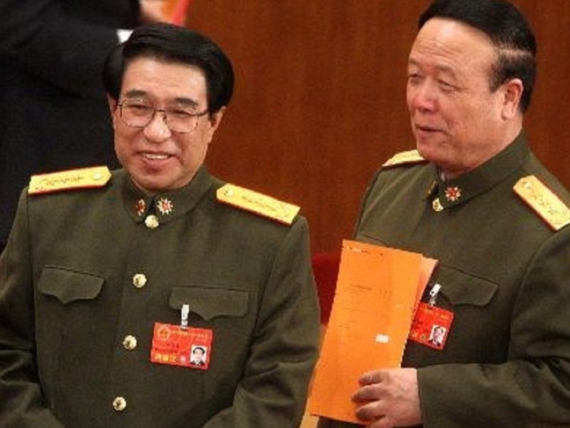 Sau khi hai cựu Phó chủ tịch Quân ủy Từ Tài Hậu (trái) và Quách Bá Hùng bị hạ gục, đã có hàng trăm tướng quân đội Trung Quốc bị quật ngã trong chiến dịch "đả Hổ"