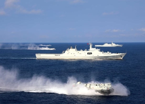 Đội hình huấn luyện dùng tàu đệm khí cao tốc đổ bộ đánh chiếm đảo.