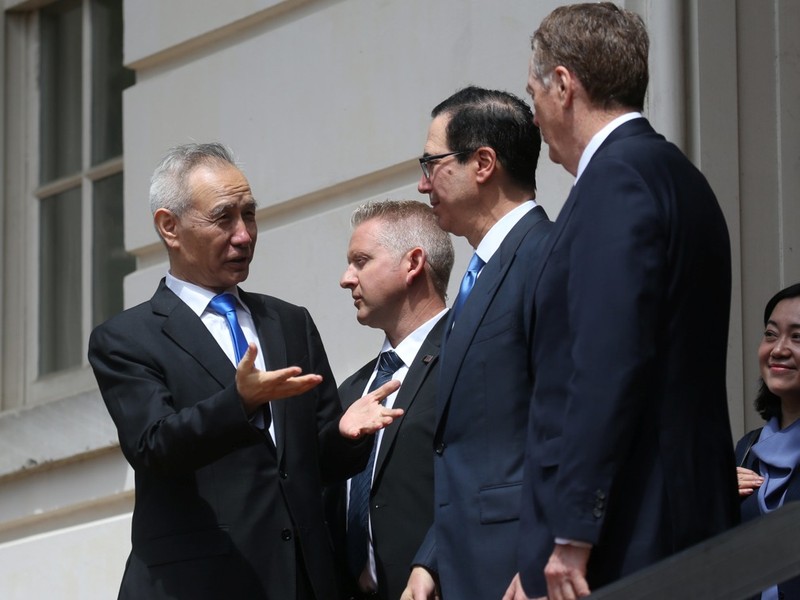Vòng đàm phán thứ 11 giữa Phó Thủ tướng Trung Quốc Lưu Hạc  (trái) với Đại diện thương mại Mỹ Robert Lighthizer (phải) và Bộ trưởng Tài chính Mỹ Steven Mnuchin (thứ 2 phải sang) kết thúc trong bế tắc khiến cuộc chiến mậu dịch leo thang.