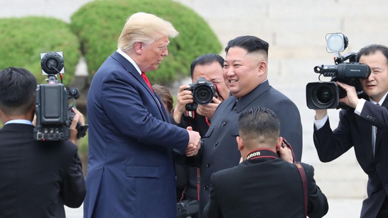 Hai ông Donald Trump và Kim Jong Un  có cái bắt tay lịch sử tại Khu phi quân sự Hàn - Triều