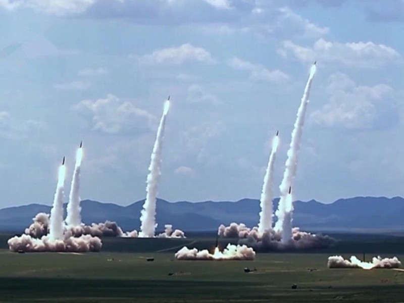 Hành động phóng 6 tên lửa đạn đạo từ lục địa Trung Quốc ra Biển Đông được coi là để dằn mặt Mỹ. Ảnh: Tên lửa đạn đạo Trung Quốc trong một cuộc diễn tập 