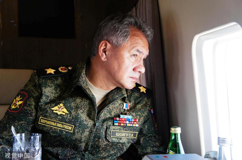Bộ trưởng Quốc phòng Nga.Đại tướng Sergei Shoigu thị sát chiến trường trên máy bay. Ảnh: Người quan sát