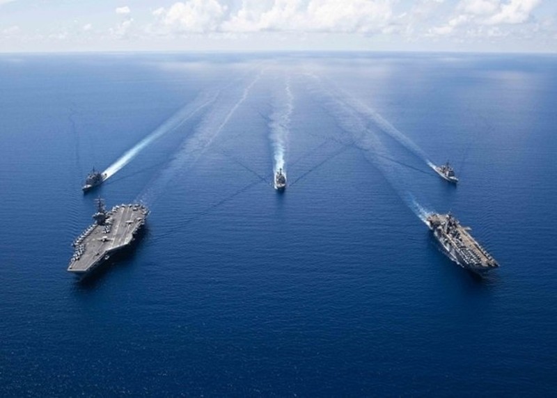 Hai nhóm tác chiến tàu sân bay và tàu đổ bộ trực thăng của Hải quân Mỹ hội quân diễn tập trên Biển Đông. Ảnh: Đông Phương.