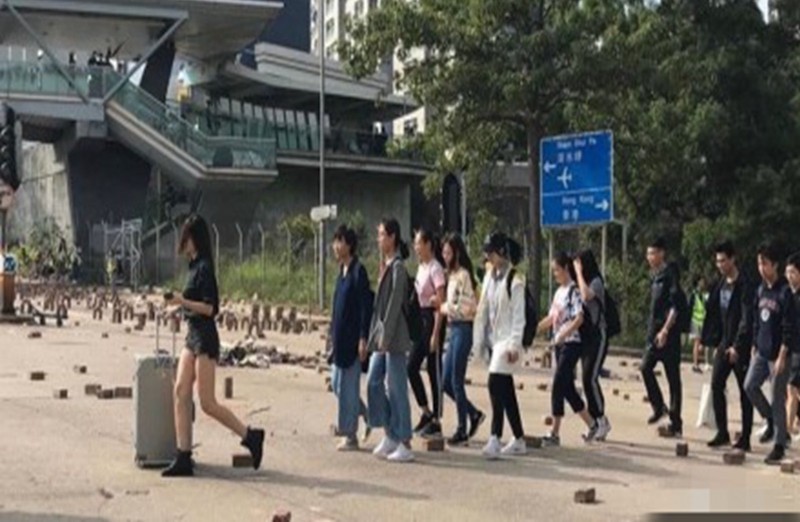 Ngày 12/11, Trung Quốc bắt đầu tổ chức di tản sinh viên Đại Lục đang học trong các trường đại học ở Hồng Kông sang Thâm Quyến. Ảnh: Đa Chiều.