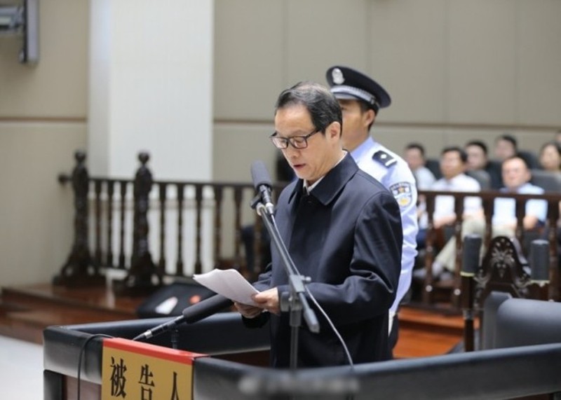 Hạng Tuấn Ba, Chủ tịch Ủy ban Quản lý giám sát bảo hiểm Trung Quốc (CIRC) có 21 người tình, bị mất chức vì bị người tình tố giác, nhận tội trước tòa.