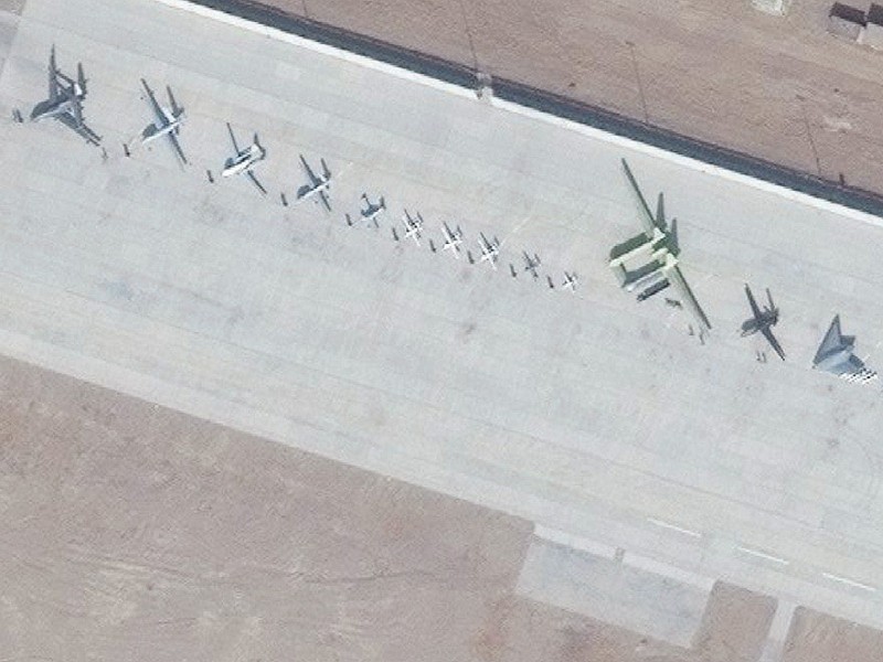 Ảnh vệ tinh cho thấy dãy các máy bay không người lái của Trung Quốc xếp hàng trên đường băng căn cứ Malan ở Tân Cương. Ảnh: Đa Chiều