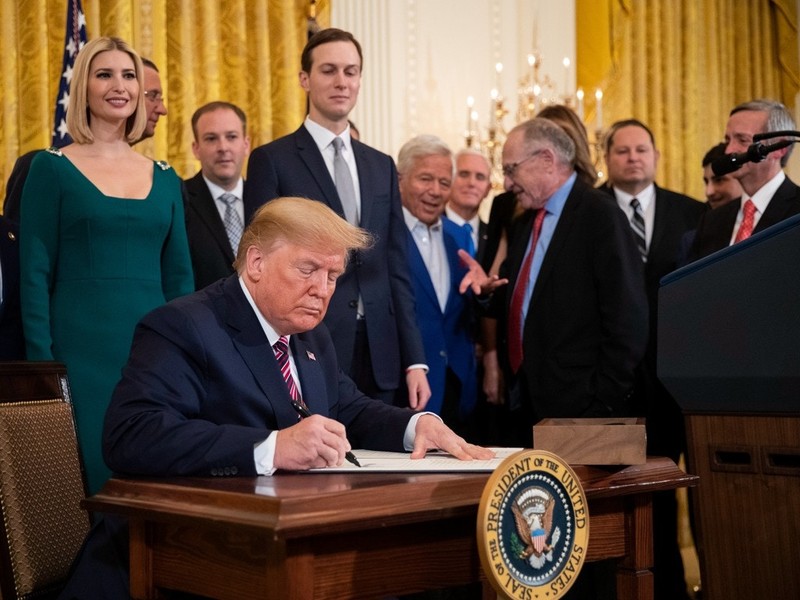 Tổng thống Donald Trump đã ký Hiệp định thương mại Mỹ - Trung giai đoạn đầu. Ảnh: AP/Đa Chiều.