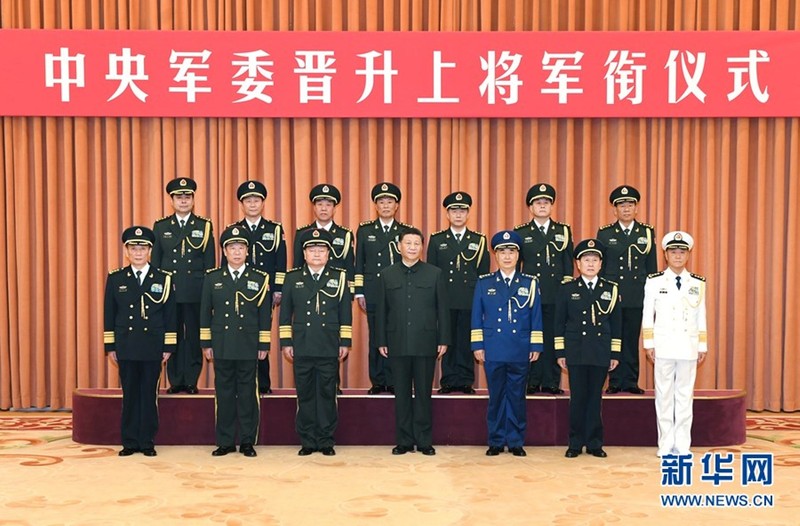 Ông Tập Cận Bình và các lãnh đạo Quân ủy cùng 7 Thượng tướng được thăng cấp hôm 12/12.Ảnh: Tân Hoa xã.
