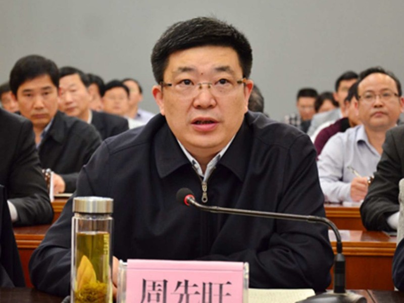 Ông Chu Tiên Vượng phát biểu muốn được cách chức để tạ lỗi thiên hạ vì để dịch lây lan rộng (Ảnh: Đa Chiều).
