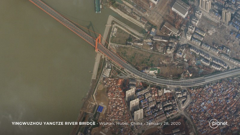 Thành phố Vũ Hán ngày 28/1, cầu Anh Vũ Trường Giang bắc qua sông Dương Tử và dưới sông không có bất cứ phương tiện giao thông nào (Ảnh: Reuters)