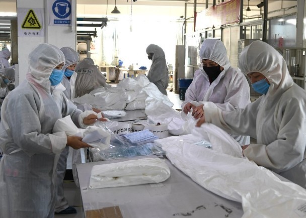 Để đáp ứng nhu cầu về nguồn hàng cung cấp, nhiều xí nghiệp vật tư y tế Trung Quốc đã phải sản xuất suốt dịp Tết (Ảnh: Đông Phương).