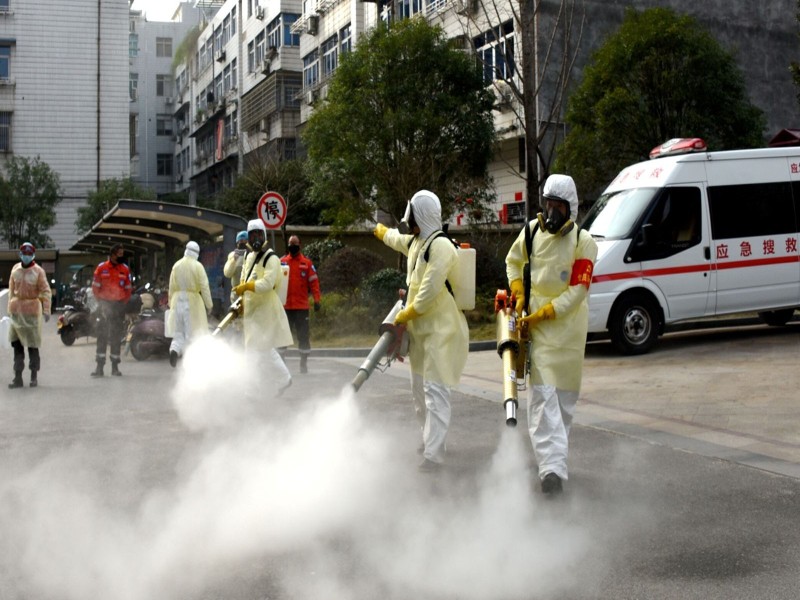 Các nhân viên y tế phun thuốc khử trùng trong các khu dân cư Vũ Hán (Ảnh: Reuters).