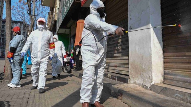Các nhân viên y tế phun thuốc phòng dịch ở các nơi trong thành phố Vũ Hán (Ảnh: Tân Hoa xã)