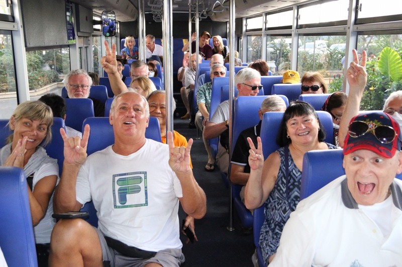 Hành khách trên tàu Westerdam tham gia đoàn du lịch xe bus tham quan Phnom Penh (Ảnh: AFP)